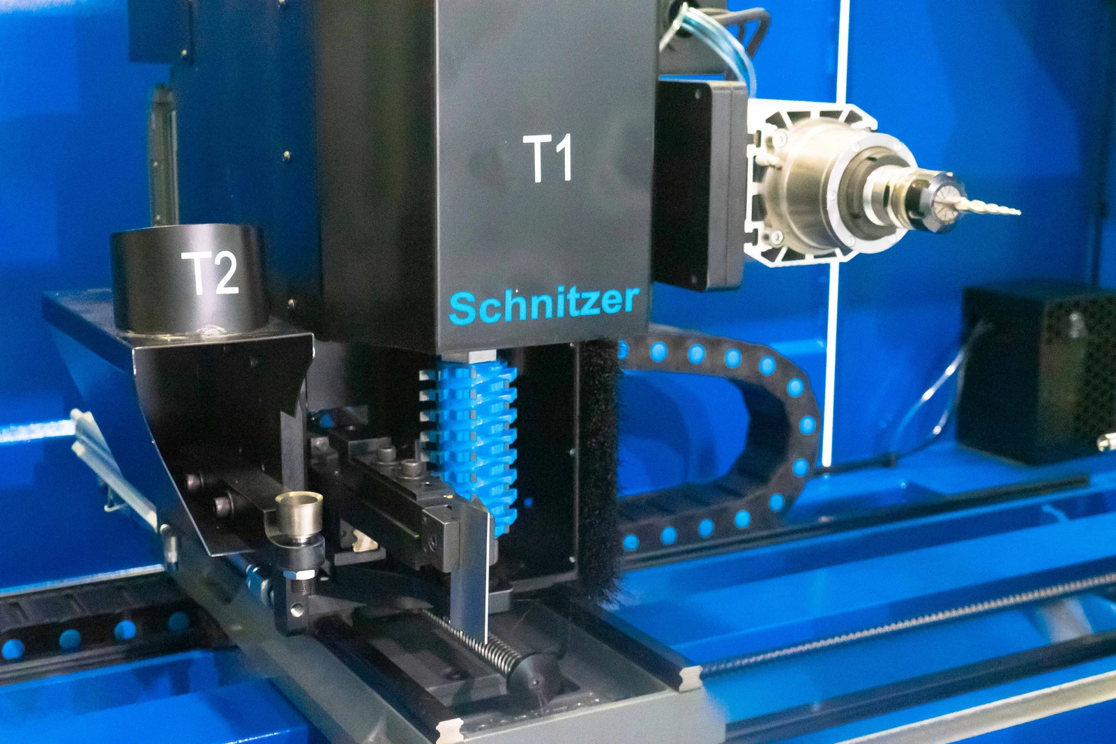T1 spindle ve pens grubu yakın çekim